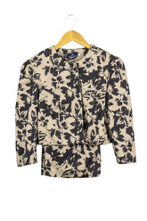 Conjunto Elizabeth Lozano caqui con diseños de hojas negras