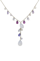 Collar plateado de cadenita con dijes en forma de gotas de colores transparente, lila, guinda y morado.