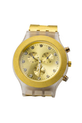 Reloj dorado con caja transparente y dorada al rededor del cristal, correa de eslabones y broches a presión, pedrería incrustada al rededor de las manecillas