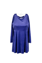 Vestido violeta de plush, manga larga, cuello redondo