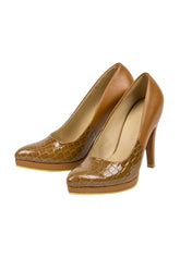 Tacos color camel, cerrado con detalle en la punta efecto serpiente.. Talla 36