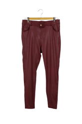 Pantalón leggin, color vino, tela brillosa, bolsillos delanteros y traseros