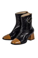 Botines Lalalove charol negro y camel, placa metálica corazón