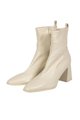 Botines de cuerina crema Stradivarius