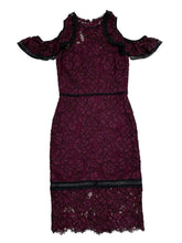 Vestido Alexis de encaje morado y negro