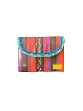 Monedero artesanal de líneas verticales