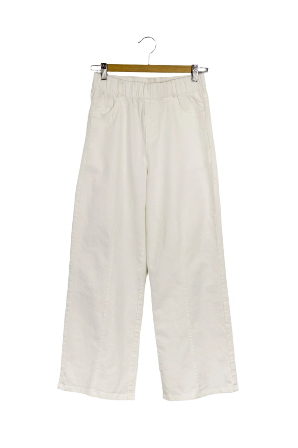 Pantalón blanco, cintura ajustada, tiro alto, talla 28.