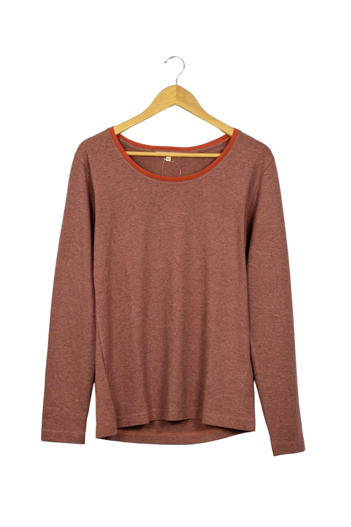 Polo manga larga tono ladrillo jaspeado con cuello naranja