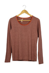 Polo manga larga tono ladrillo jaspeado con cuello naranja