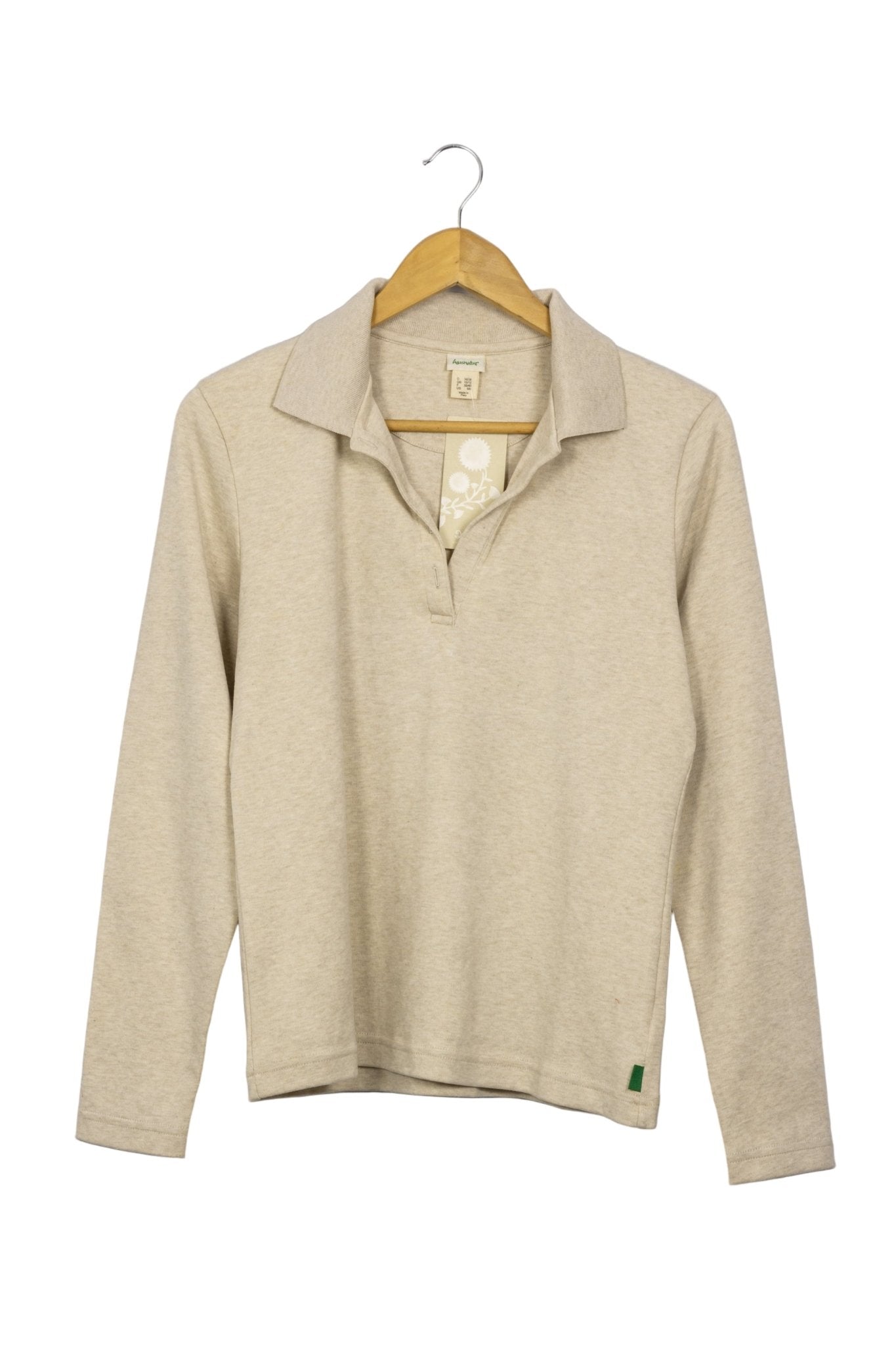 Polo Hessnatur tono arena cuello camisero y maga larga