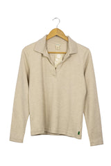 Polo Hessnatur tono arena cuello camisero y maga larga