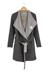 Abrigo Hessnatur plomo y gris con cinto para amarar