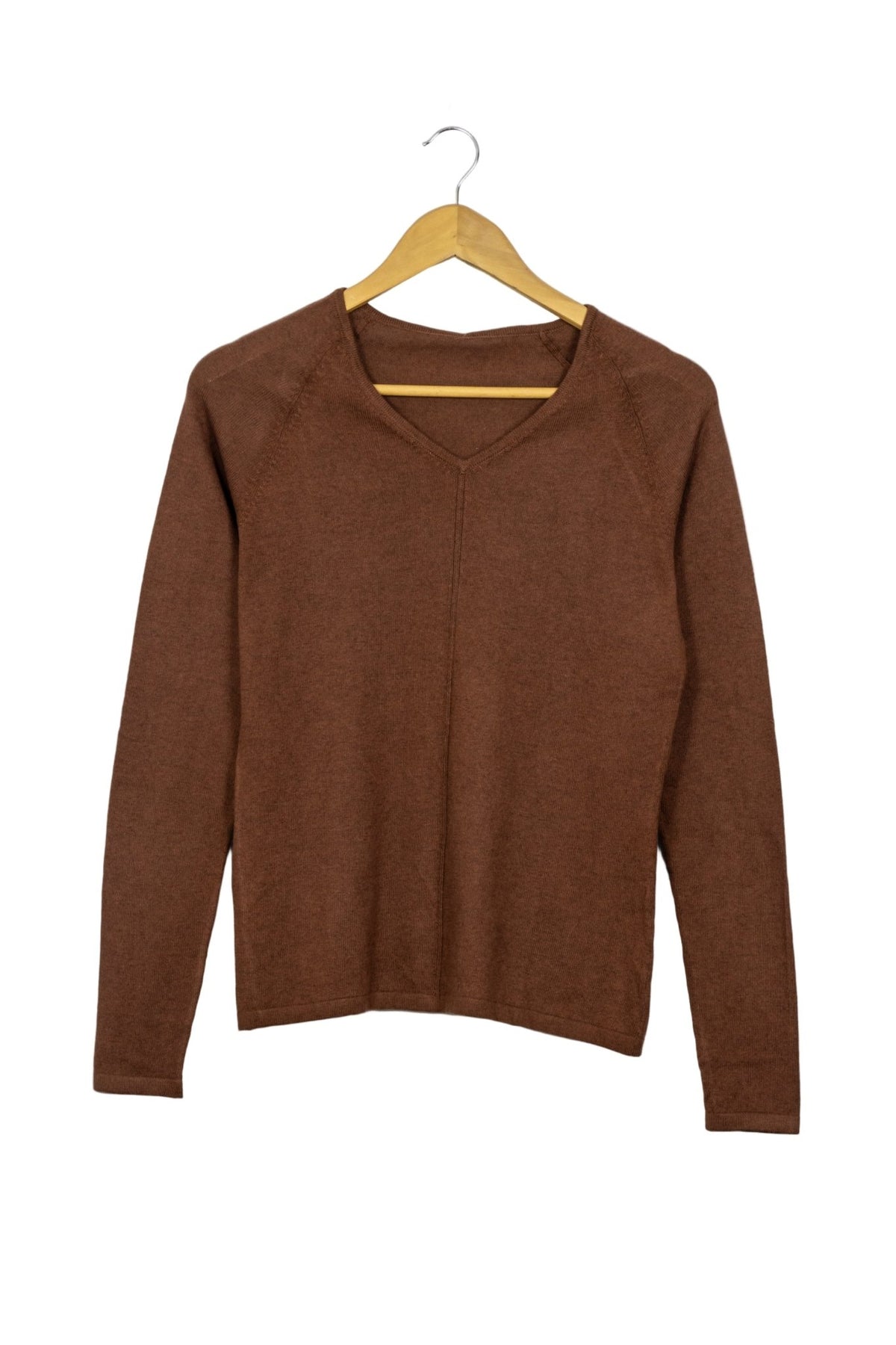 Chompita ocre con cuello V y basta en A