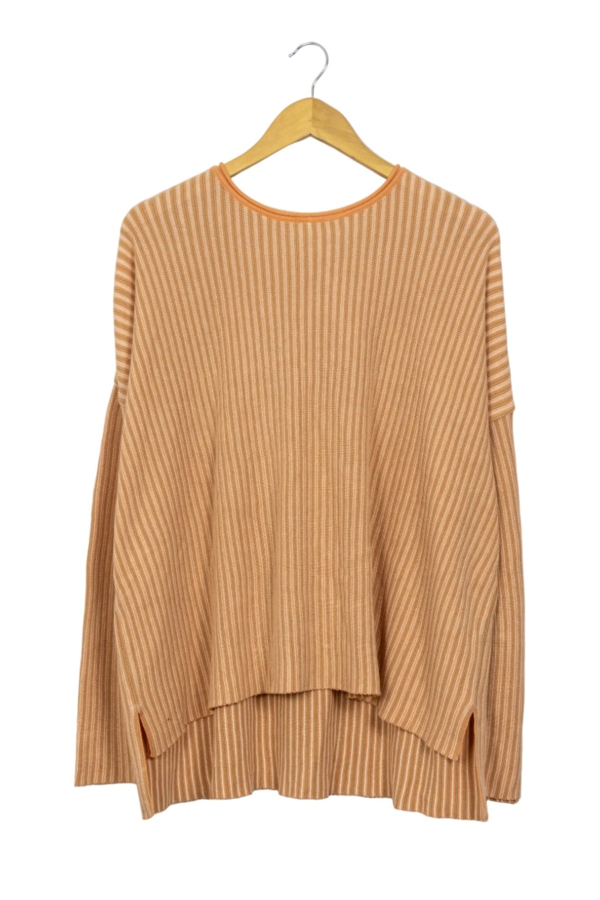 Chompa ancha textura canalé naranja y blanco