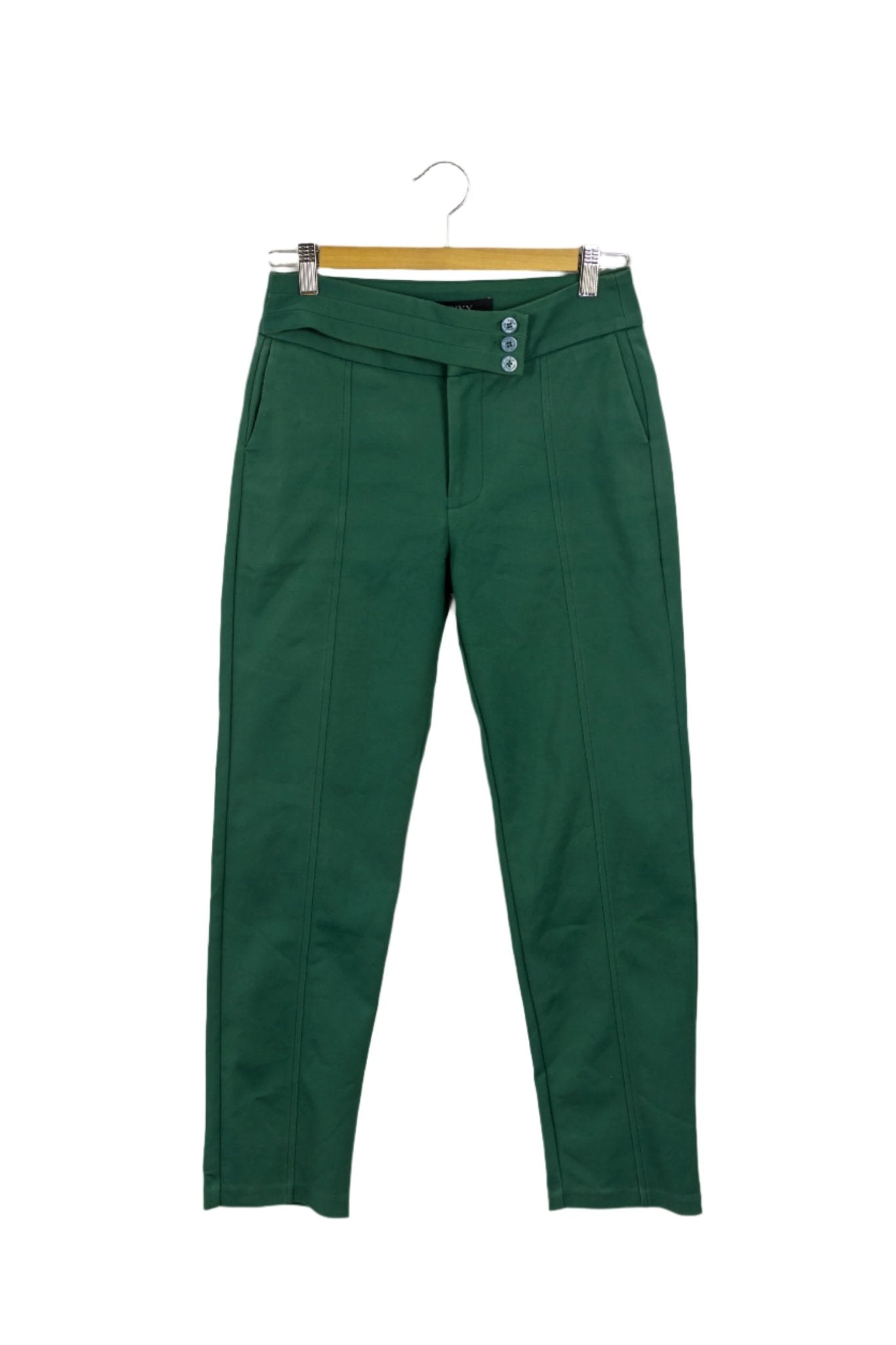 Pantalón Moixx verde esmeralda de vestiro tiro alto recto con botones a modo de cinturon de lado.