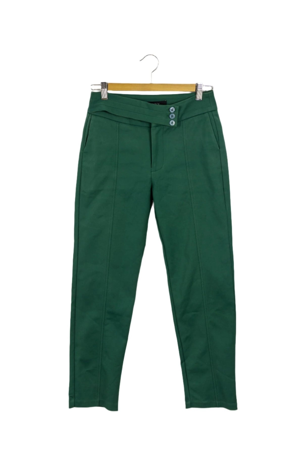Pantalón Moixx verde esmeralda de vestiro tiro alto recto con botones a modo de cinturon de lado.
