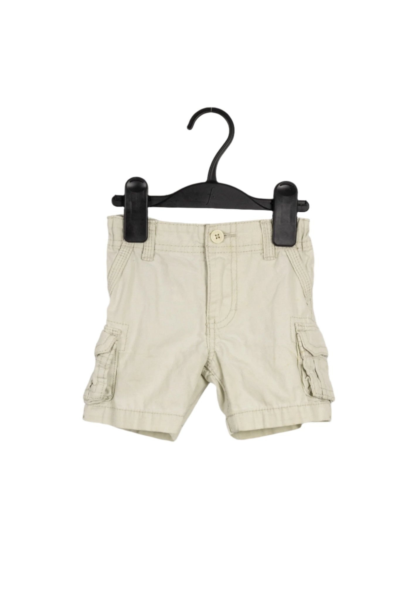 Short beige con bolsillos laterales