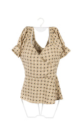 Blusa beige con bolitas blancas y negras