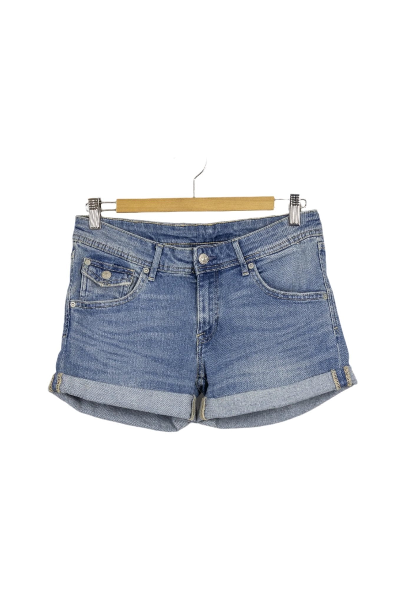 Short en denim con detalles plateados