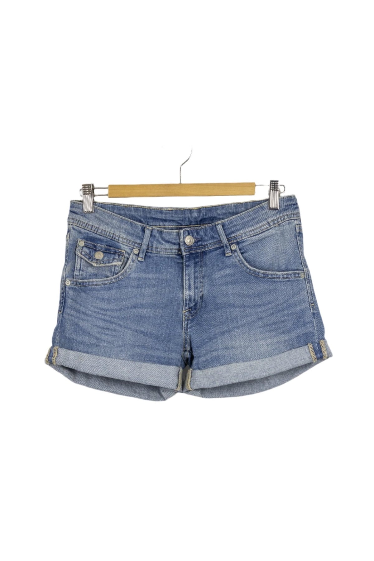 Short en denim con detalles plateados