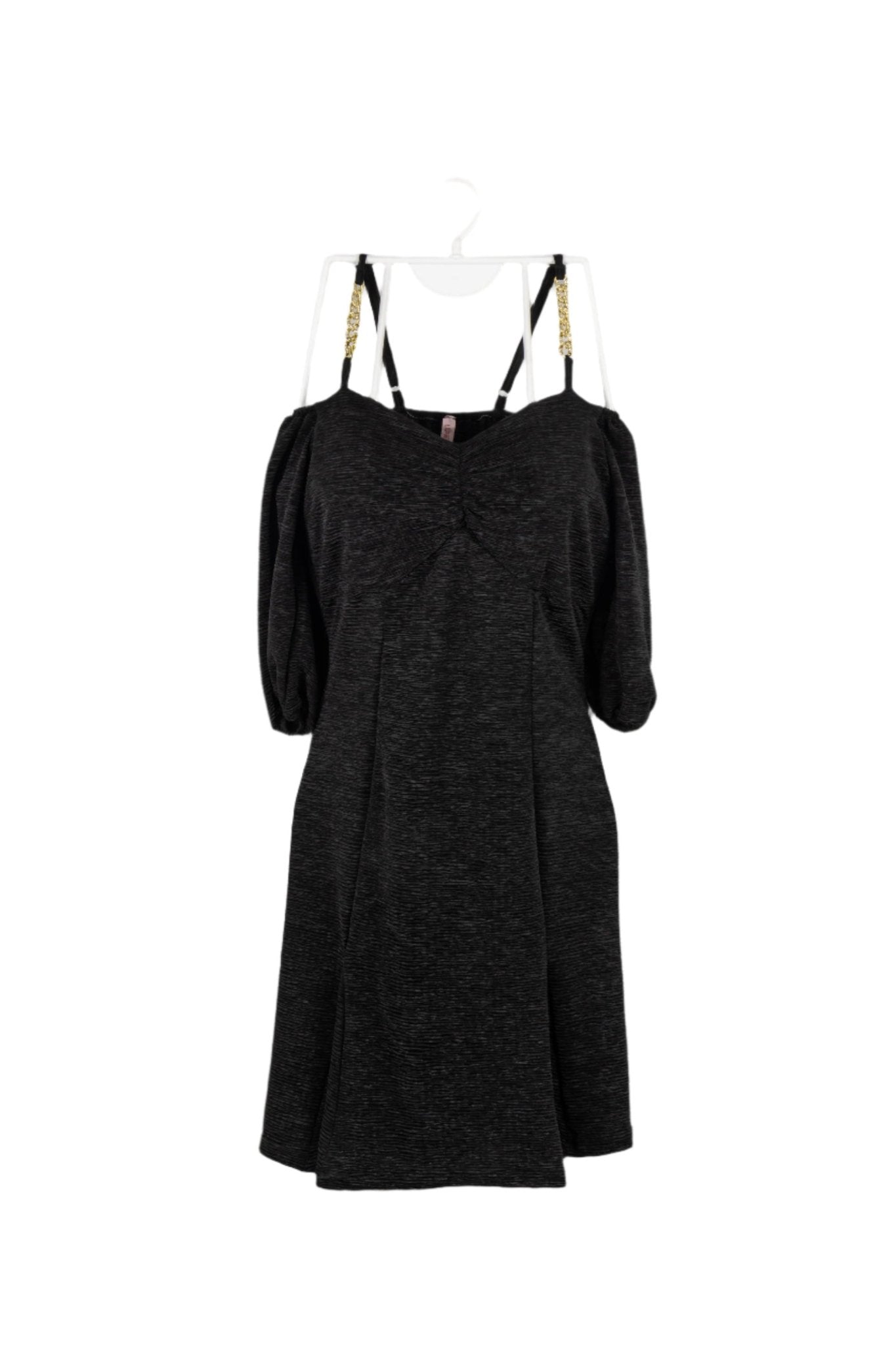 Vestido negro off shoulder con detalles brillantes.