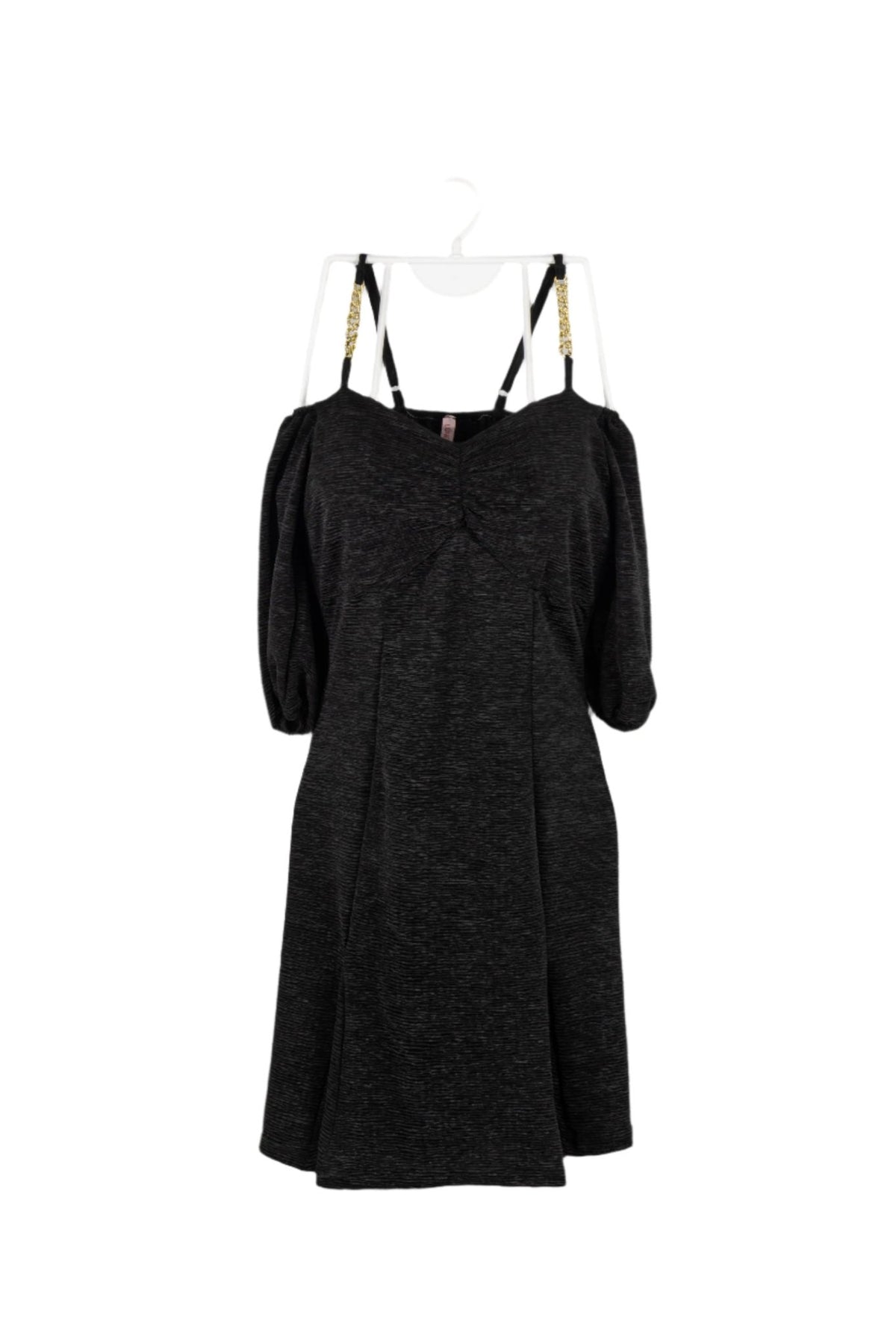 Vestido negro off shoulder con detalles brillantes.