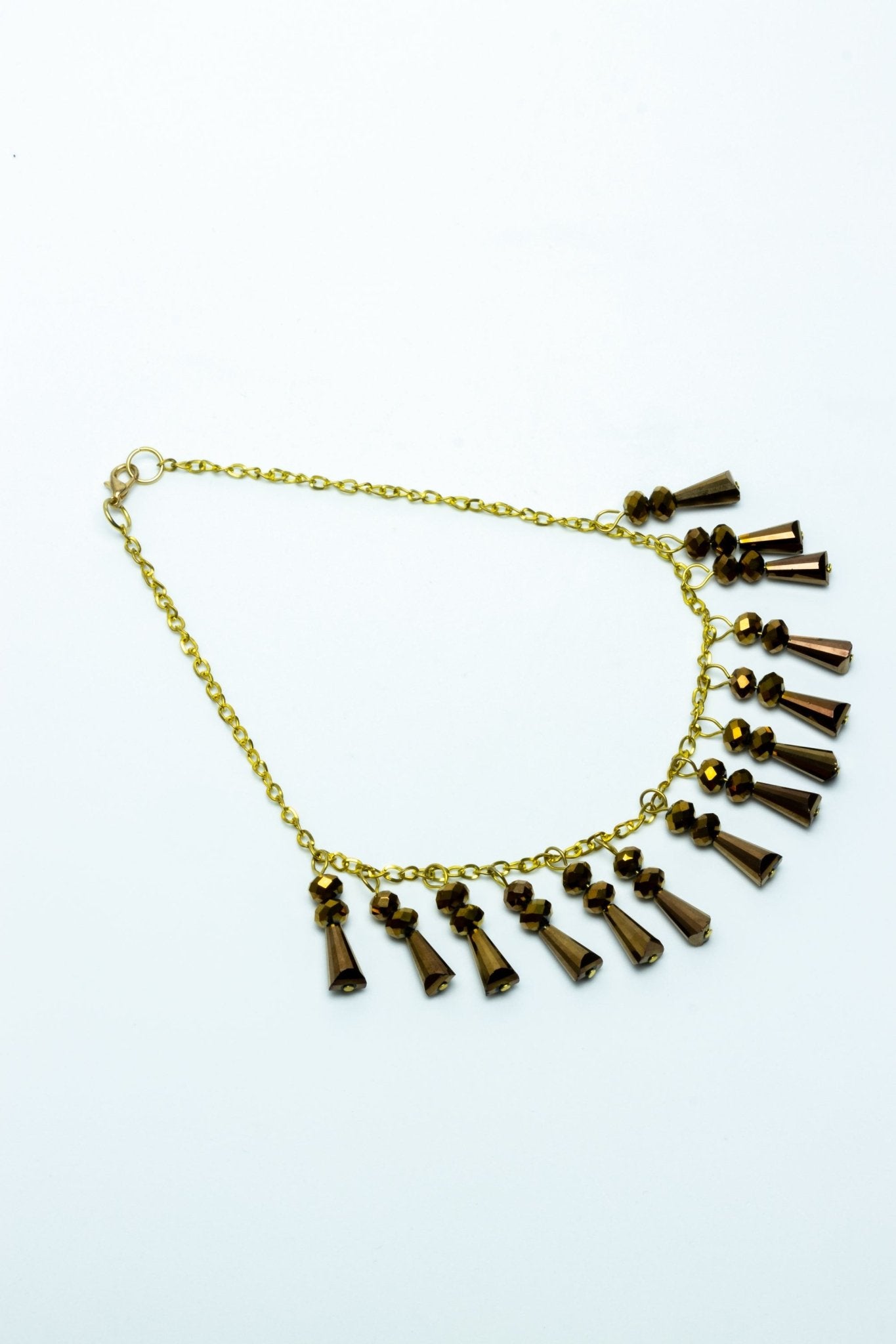 Collar corto dorado con piedras