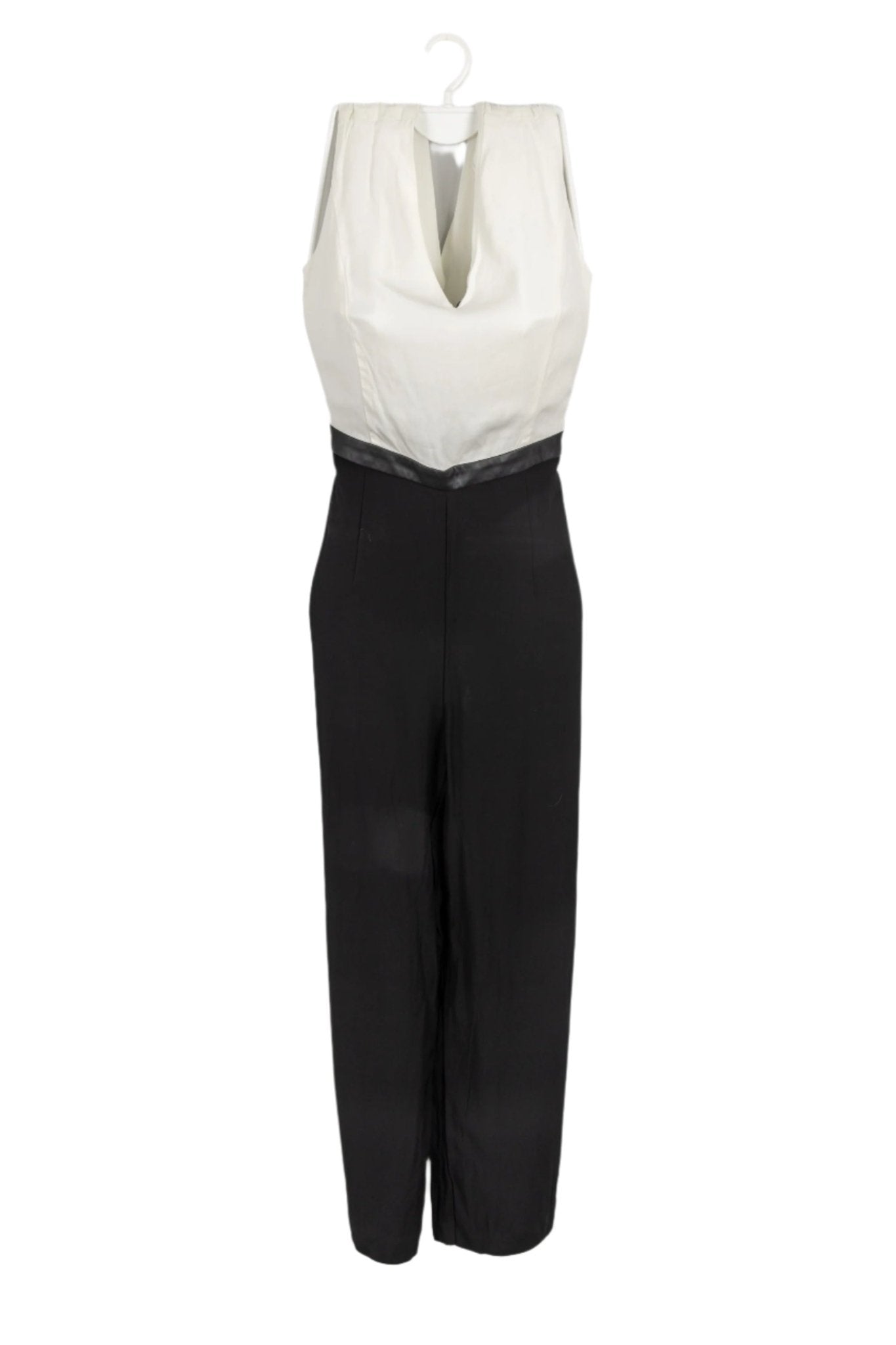 Enterizo Mango, parte de arriba a modo de blusa bvd blanca manga cero cuello V y pantalón negro suelto