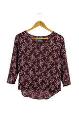 Blusa de color vino