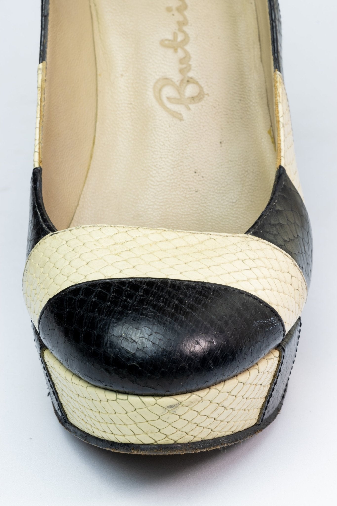 Zapatos de taco Butrich textura de culebra crema y negro a rayas