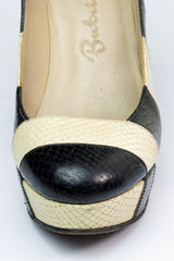 Zapatos de taco Butrich textura de culebra crema y negro a rayas