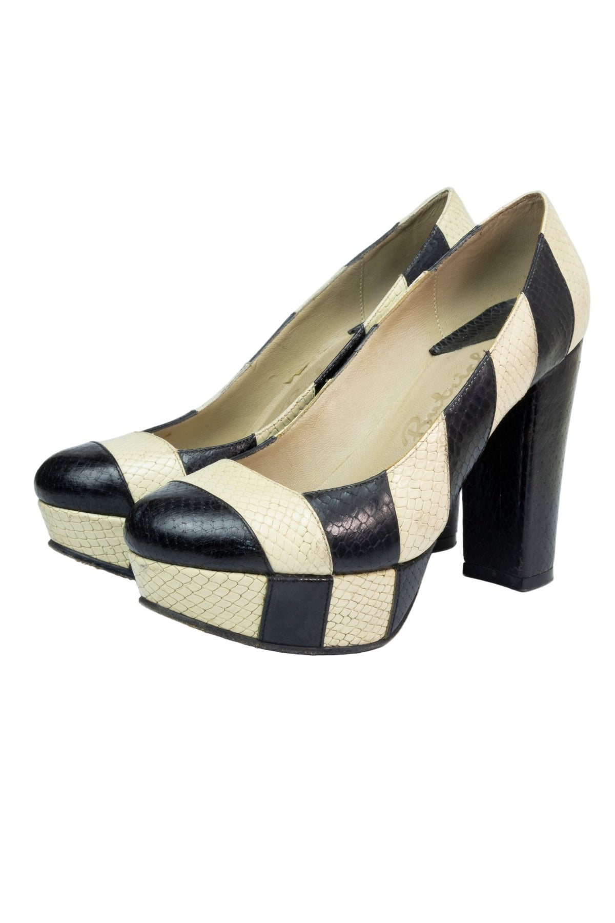 Zapatos de taco Butrich textura de culebra crema y negro a rayas