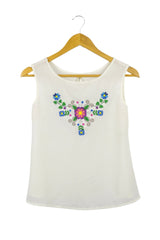 YAYA blusa de gasa blanca, manga cero, bordado de flores en pecho.