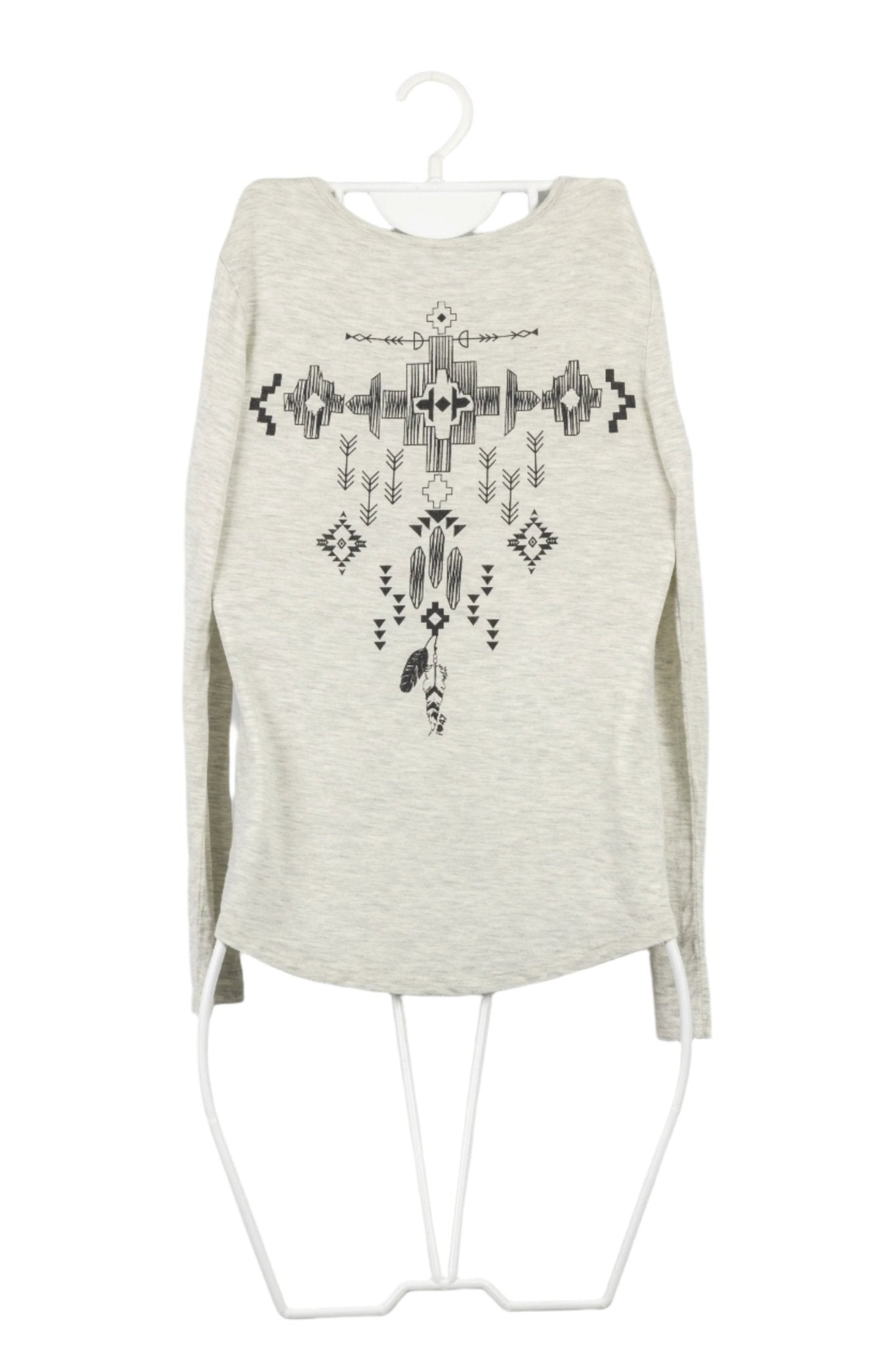 Polo I ❤️ 47 gris manga larga, pasadores en cuello y diseño de mandala color negro en busto, diseño tribal en espalda.