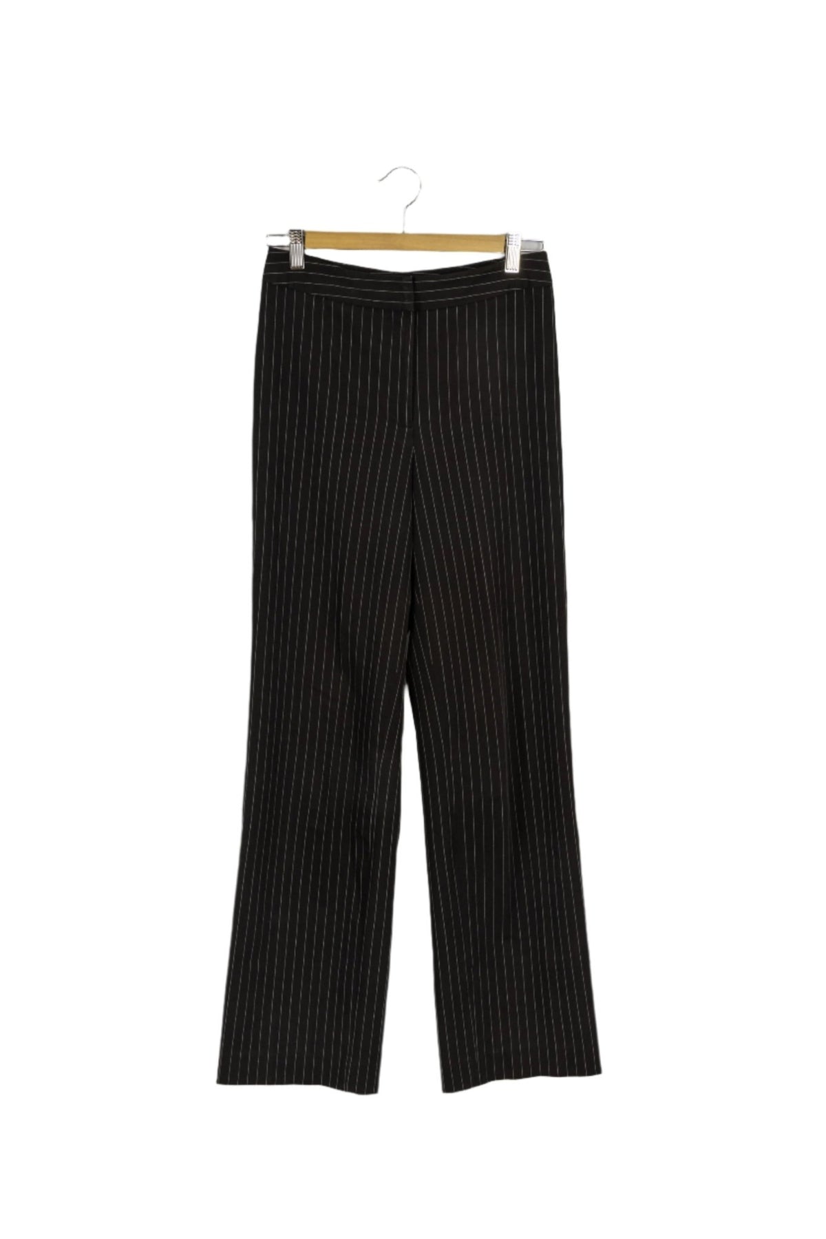 Pantalón de vestir negro a lineas blancas verticales, único bolsillo atrás, doble broche frontal y cierre