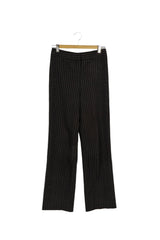 Pantalón de vestir negro a lineas blancas verticales, único bolsillo atrás, doble broche frontal y cierre