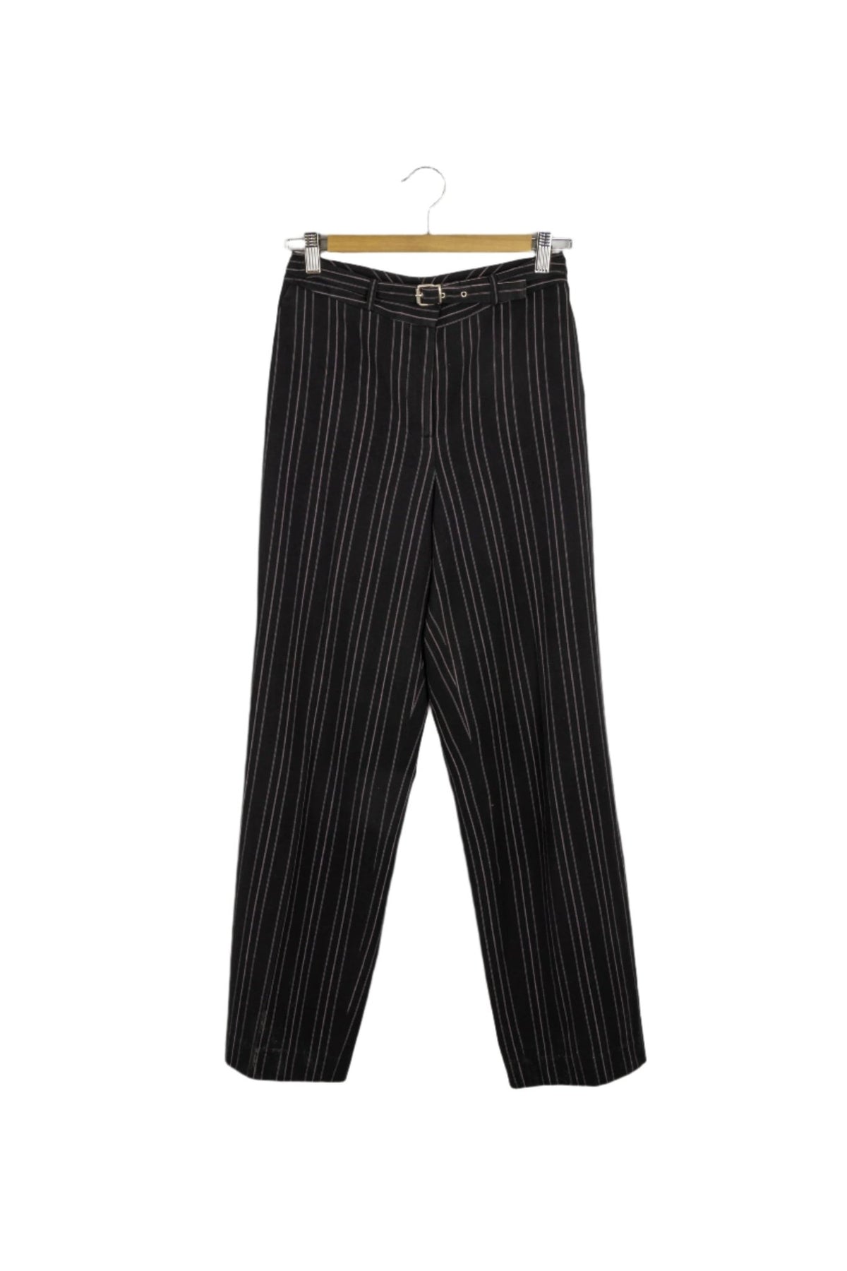 Pantalón negro suelto con patrón de franjas verticales lilas y correa en cintura del mismo modelo, con hebilla, recto con dos bolsillos atrás.