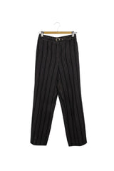 Pantalón negro suelto con patrón de franjas verticales lilas y correa en cintura del mismo modelo, con hebilla, recto con dos bolsillos atrás.