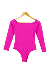 Body fucsia, súplex grueso, manga larga, cuello semi rectangular, abetura horizontal en pecho. Busto 74 cm. Largo 69 cm.