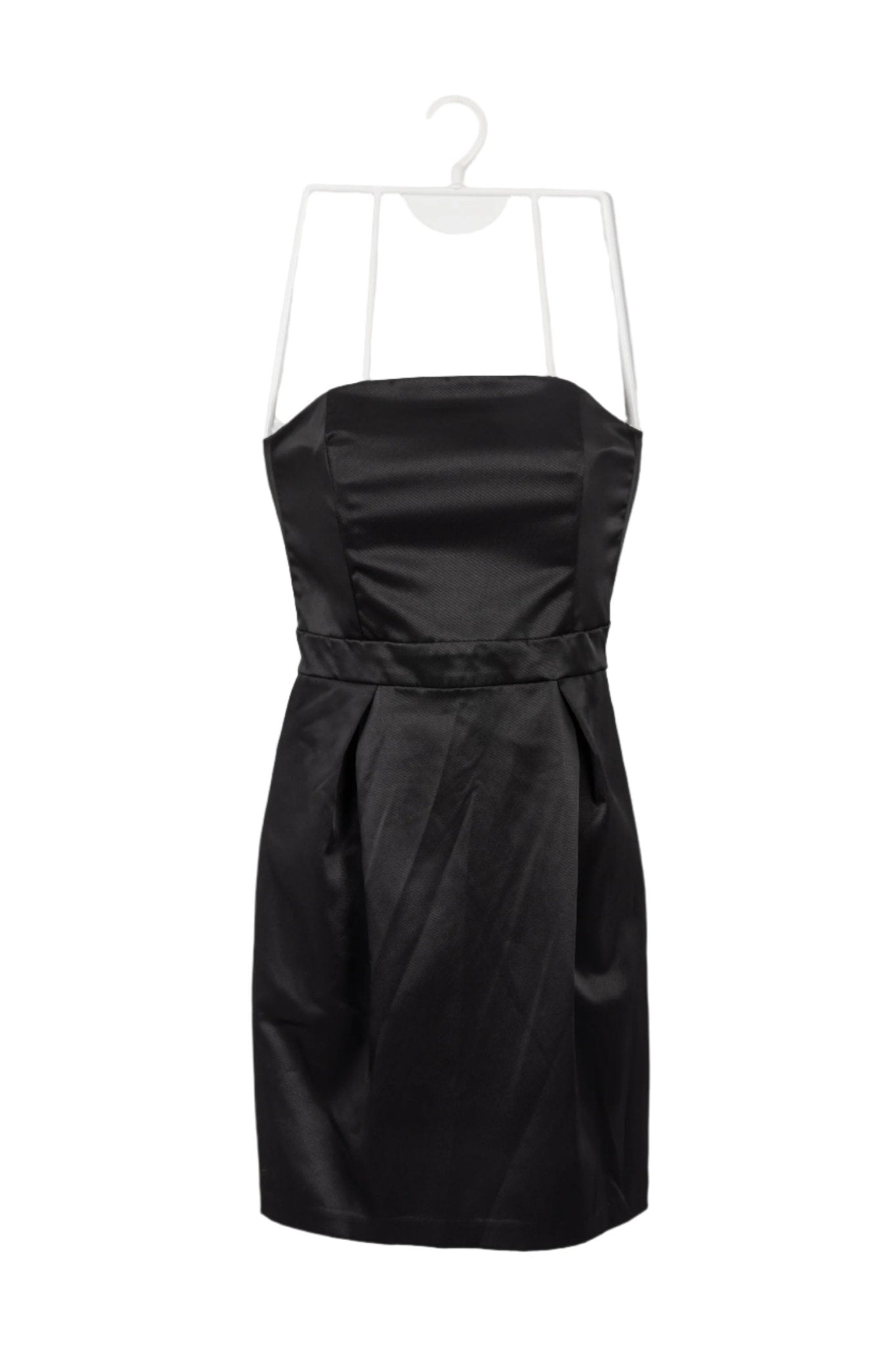 Vestido ETC Woman strapple, negro satinado, cierre en espalda, corte recto. Busto 74 cm. Largo 73 cm.