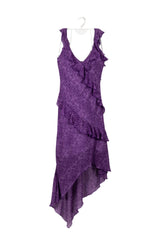 Vestido largo Company color morado, tela de diseño como piel de cocodrilo, vuelos en tiras y vuelos envolventes en diagonal rodeando todo el vestido, cuello en V escotado y forro interno lila.