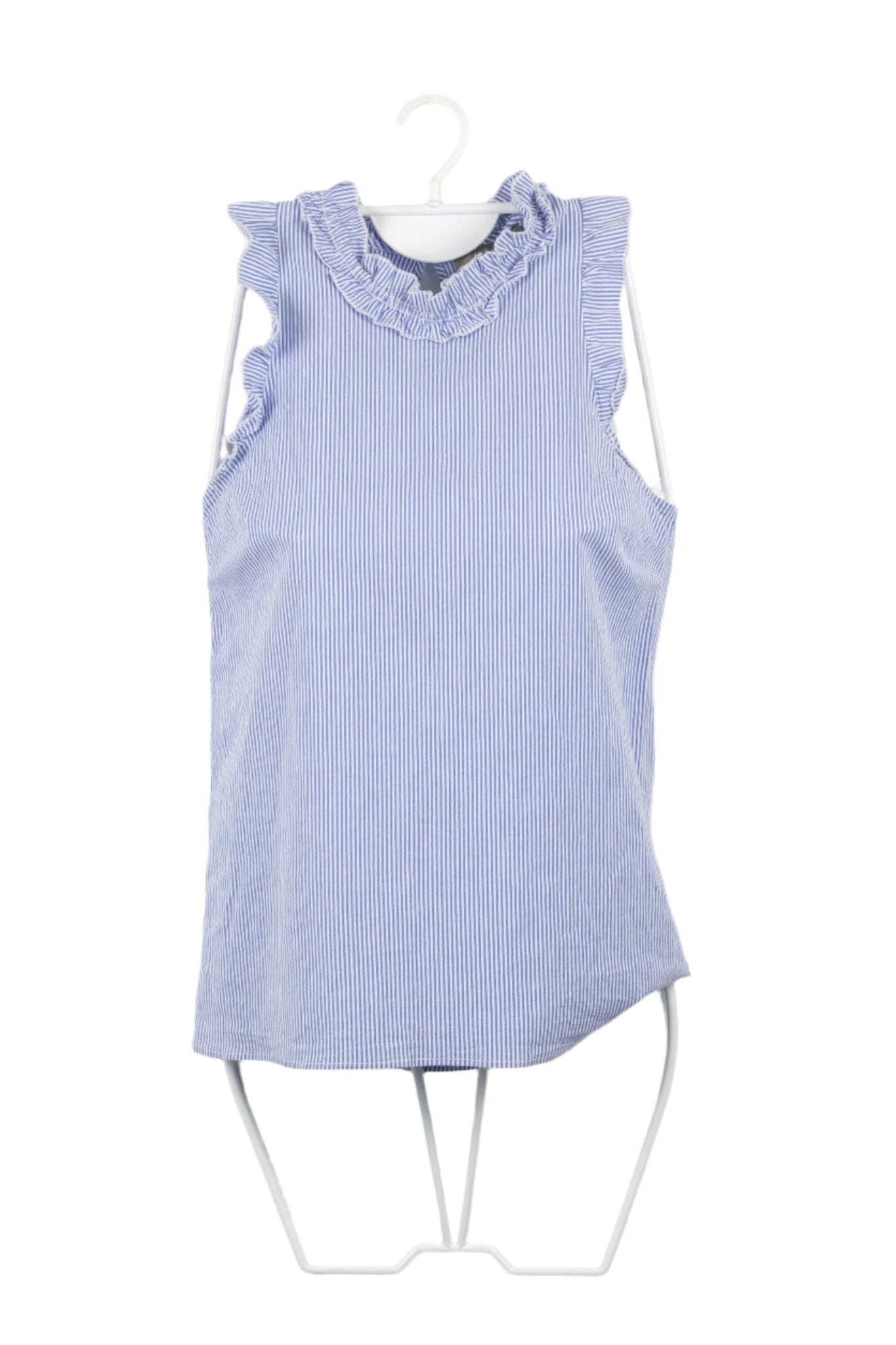 Blusa bvd Oasis blanca y azul a rayas verticales, plizas en cuello y en manga cero, acampanada.