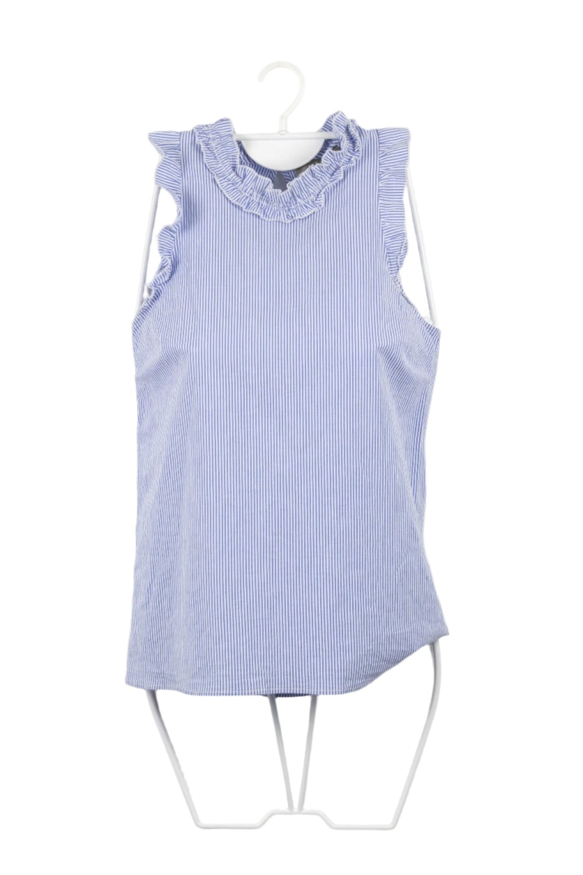 Blusa bvd Oasis blanca y azul a rayas verticales, plizas en cuello y en manga cero, acampanada.