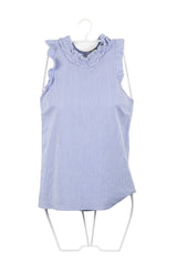 Blusa bvd Oasis blanca y azul a rayas verticales, plizas en cuello y en manga cero, acampanada.