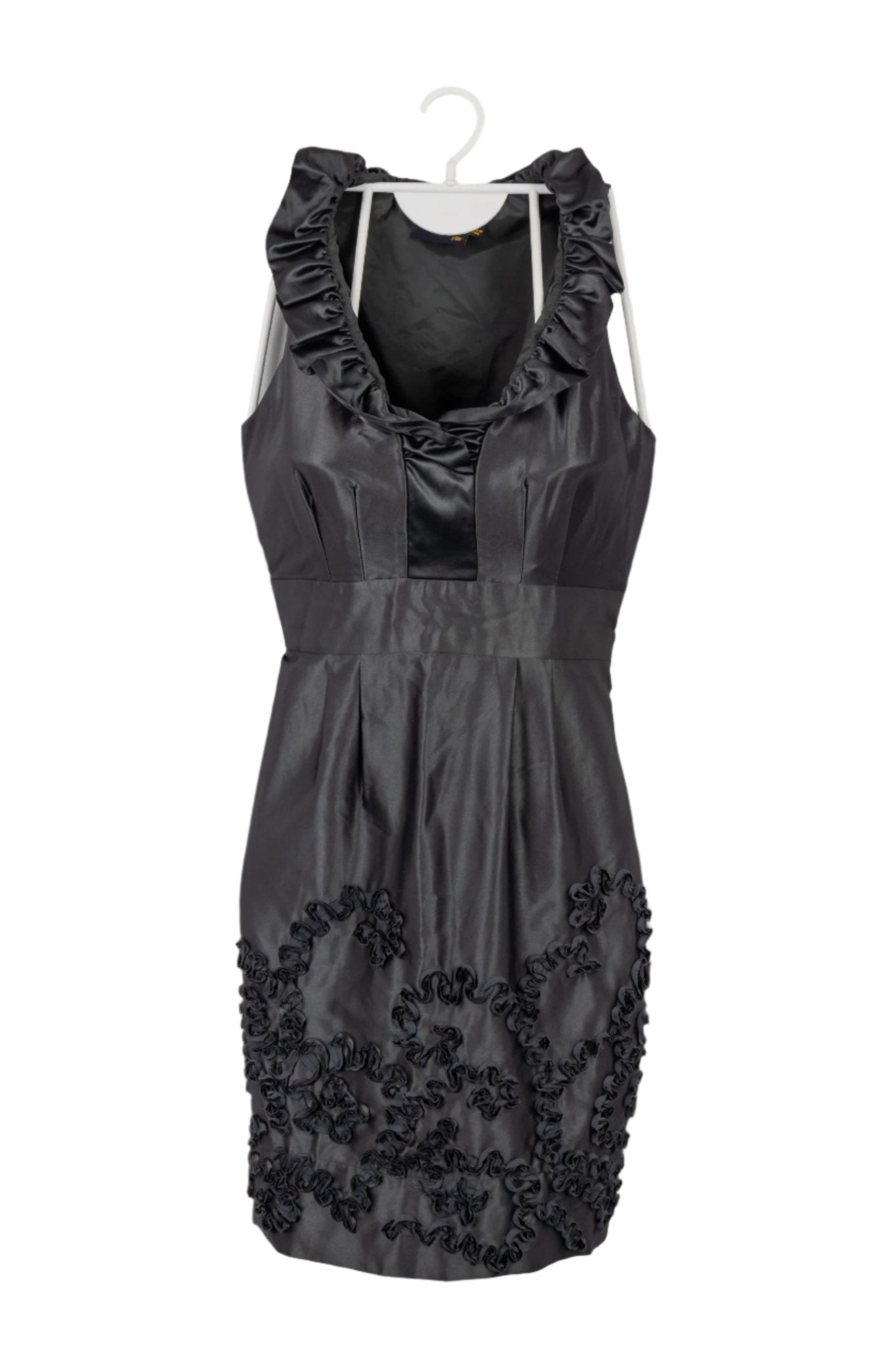 Vestido Just Taylor plomo corto satinado manga cero, cuello en V con vuelos a los lados y pinzas en cintura, adorno de cinta plizada en diseño de espirales en falda.