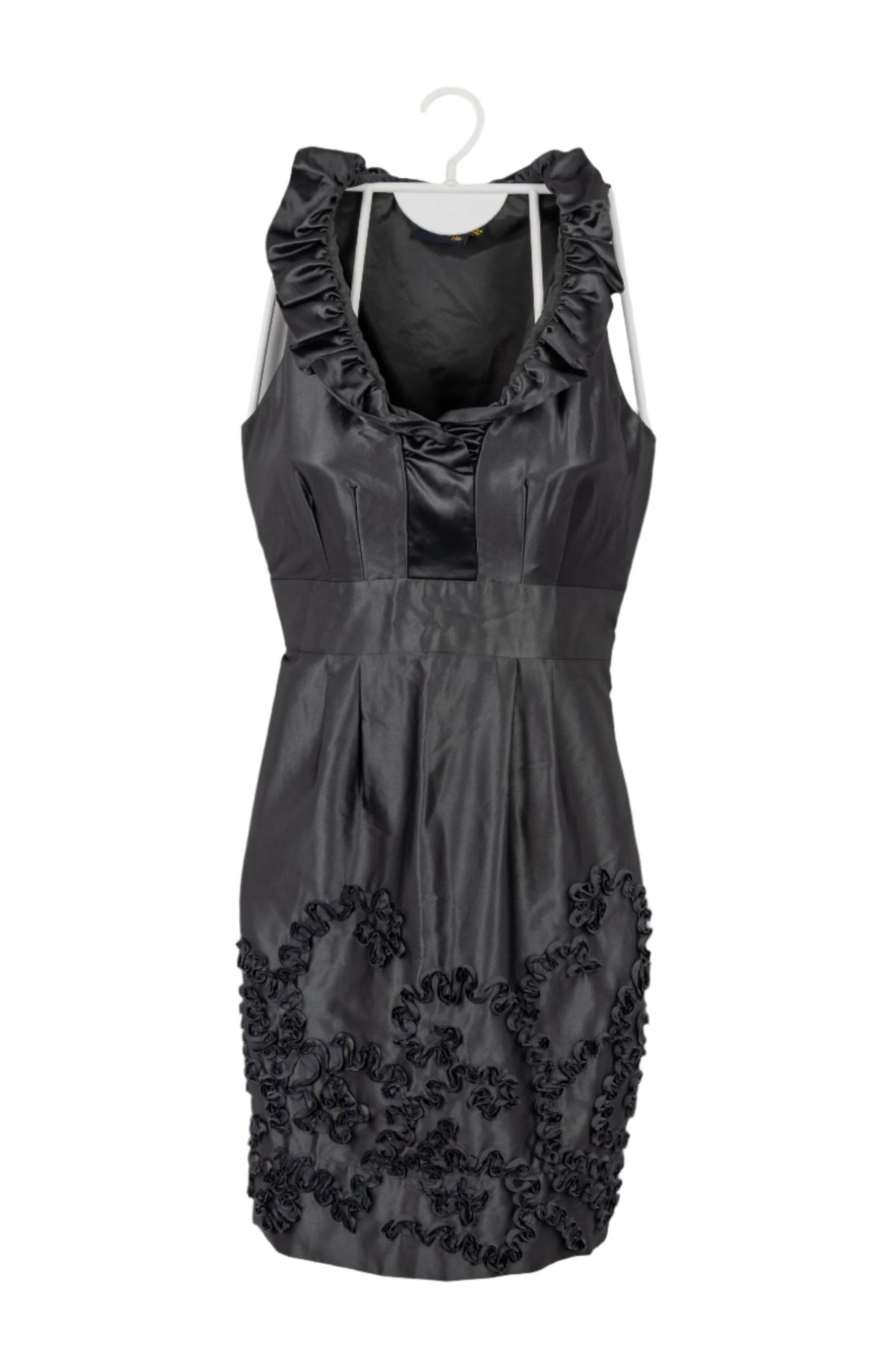 Vestido Just Taylor plomo corto satinado manga cero, cuello en V con vuelos a los lados y pinzas en cintura, adorno de cinta plizada en diseño de espirales en falda.