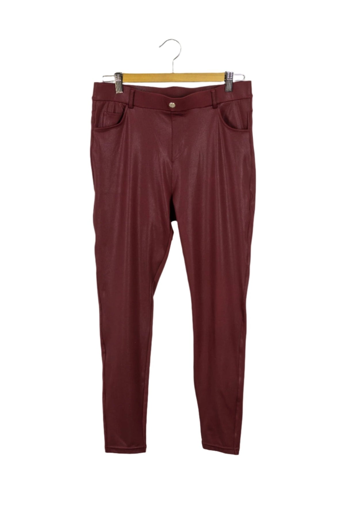 Pantalón leggin, color vino, tela brillosa, bolsillos delanteros y traseros