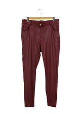 Pantalón leggin, color vino, tela brillosa, bolsillos delanteros y traseros