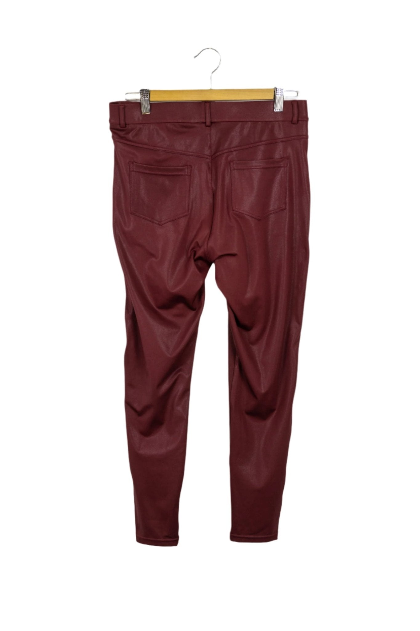 Pantalón leggin, color vino, tela brillosa, bolsillos delanteros y traseros