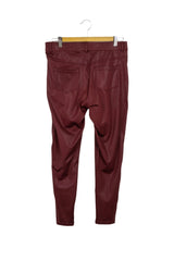 Pantalón leggin, color vino, tela brillosa, bolsillos delanteros y traseros